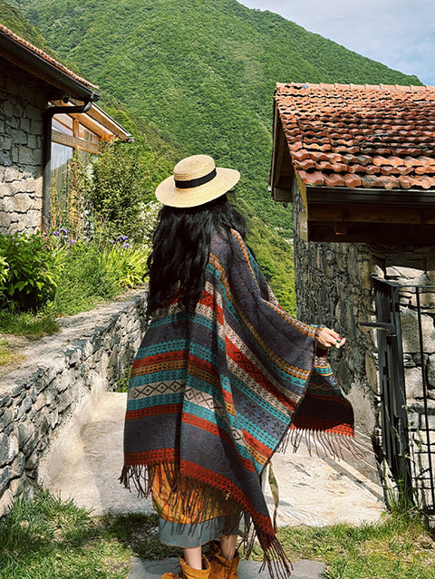 Châle à pompons en tricot ethnique à rayures pour femmes