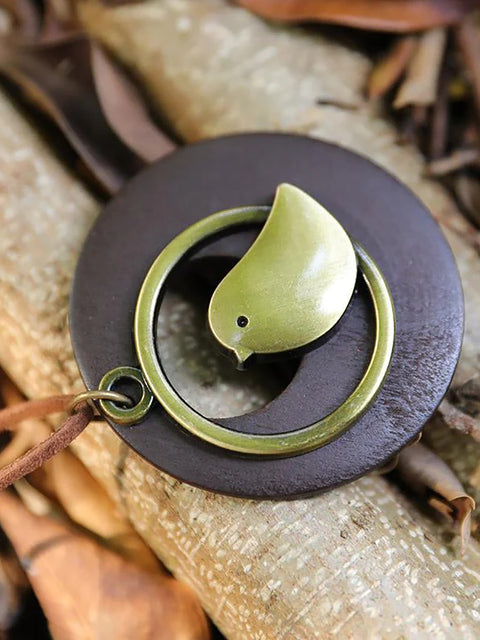 Collier pendentif en bois rond en forme d'oiseau en métal mignon