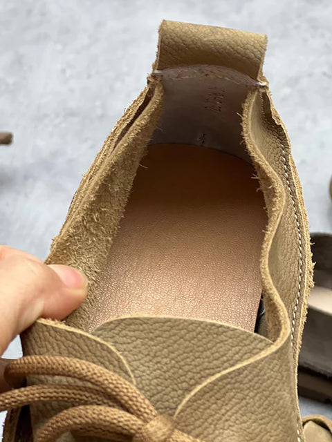 Chaussures souples et solides en cuir usé avec cordon de serrage épissé